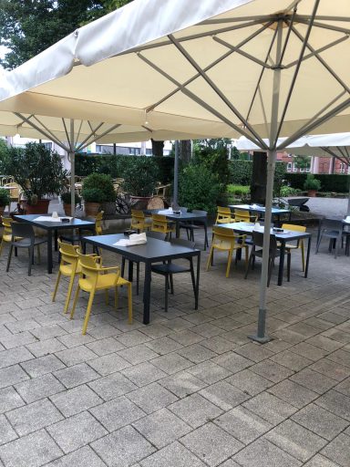 Biergarten mit Sonnenschirm