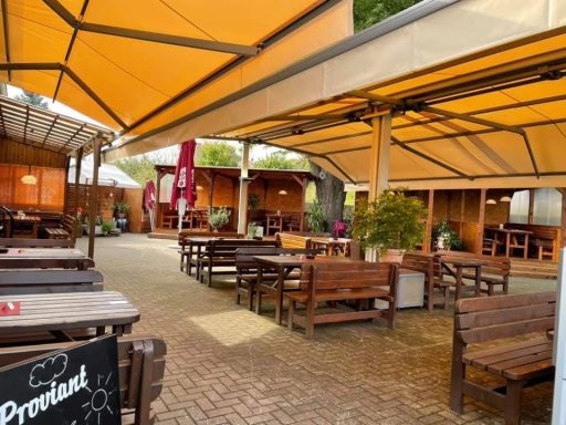 Biergarten mit Markisen und freistehender Gastroüberdachung