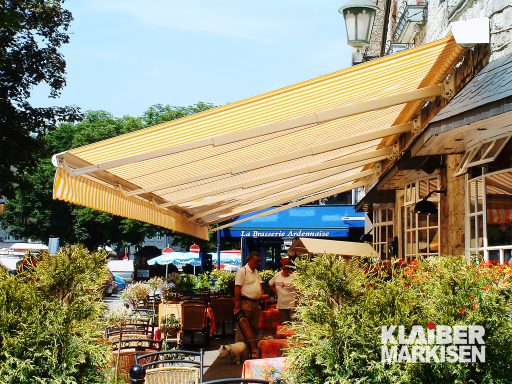 Große Markise über einer Terrasse