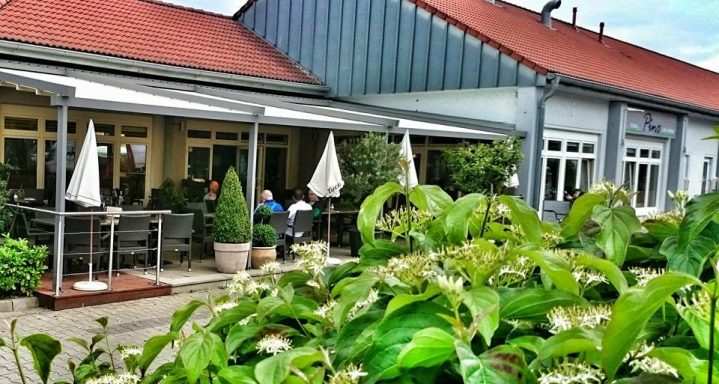 Pergolamarkise an Haus angebracht