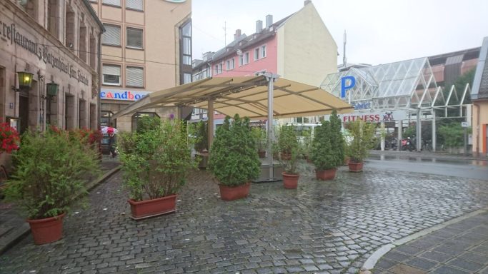 Freistehende Markise auf einem Marktplatz